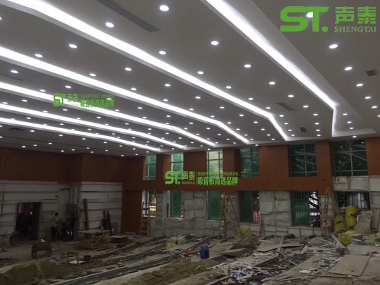佛山西樵中學多功能報告廳吸音板施工案例(圖4) 佛山西樵中學多功能報告廳吸音板施工案例(圖4)